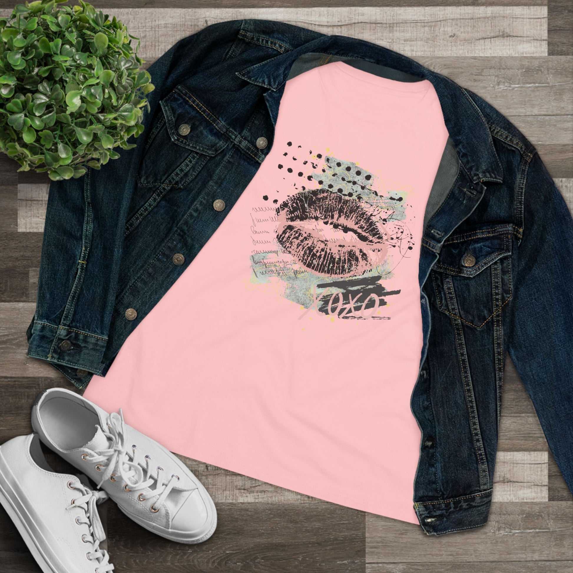 Kiss Graphic Tee — Women's Lip Print 'XOXO' Cotton Shirt - Fortunate Lemon Shop